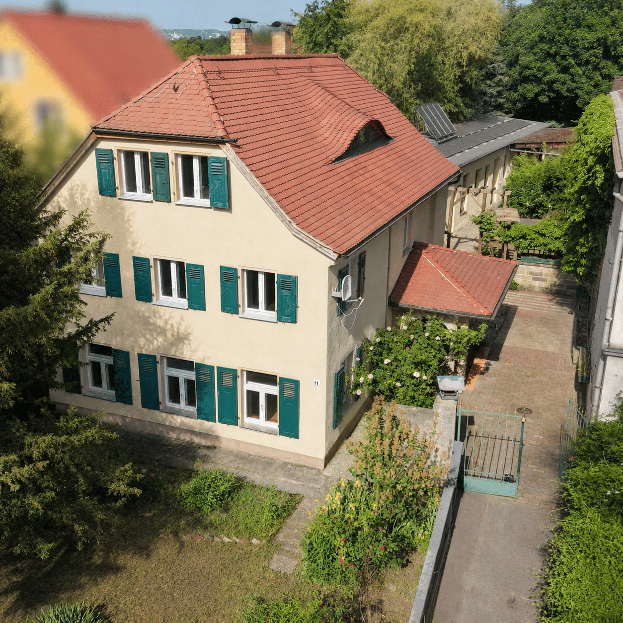 Ein-/Zweifamilienhaus mit Werkstatt, Garagen & Entwicklungspotenz, 1219 Dresden