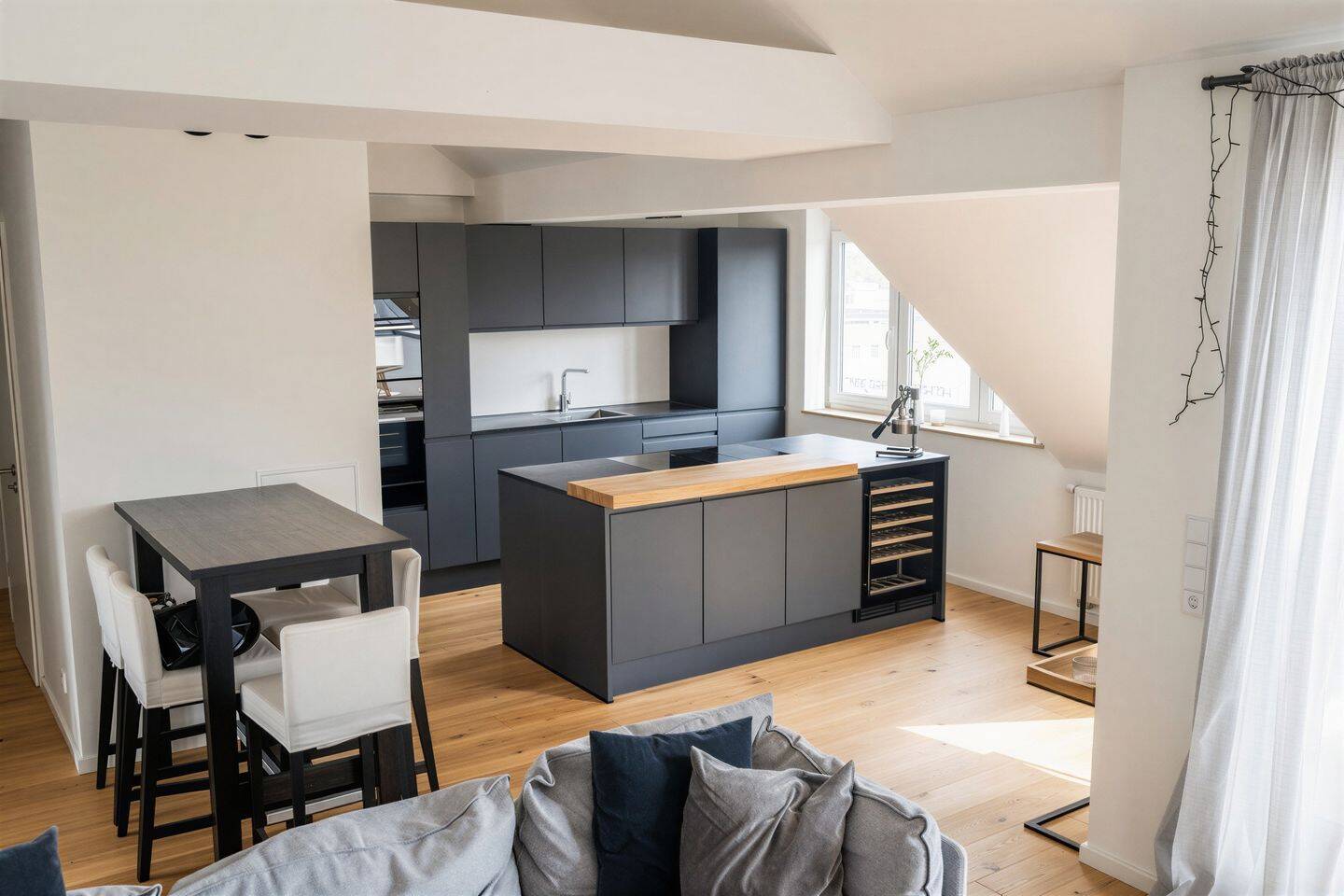 Neuwertige Dachgeschoss Wohnung über den Dächern von Neuehrenfeld!, 50823 Köln (Ehrenfeld Neuehrenfeld)