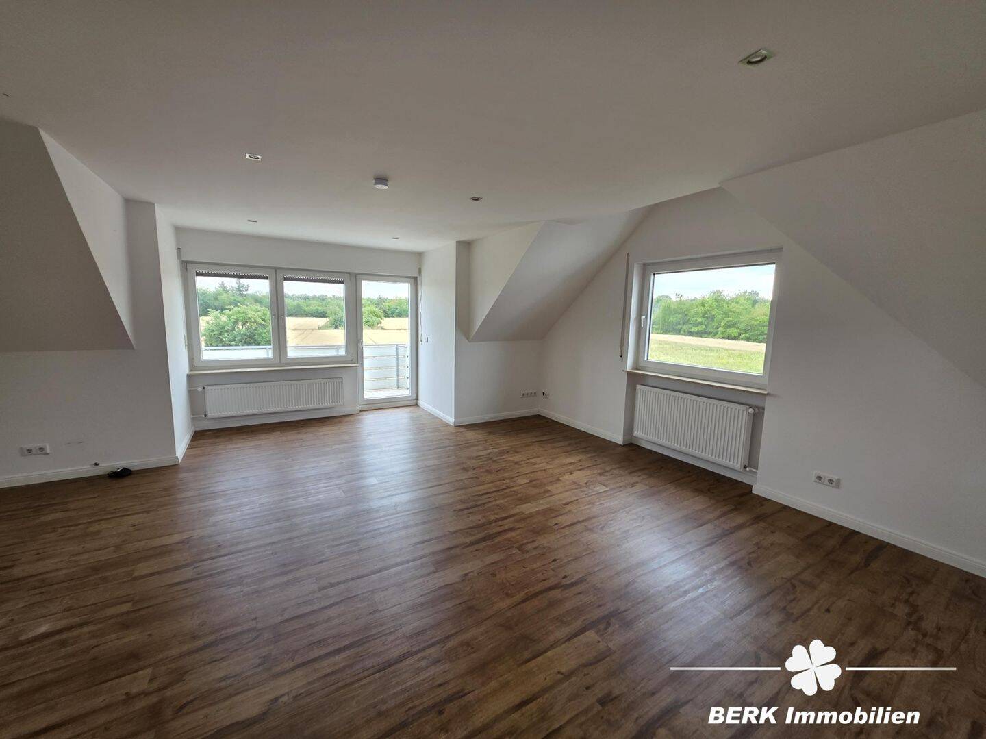 BERK Immobilien – Moderne 2-Zimmer-Dachgeschosswohnung mit Balkon in Feldrandlage von Mainhausen-Zellhausen, 63533 Mainhausen