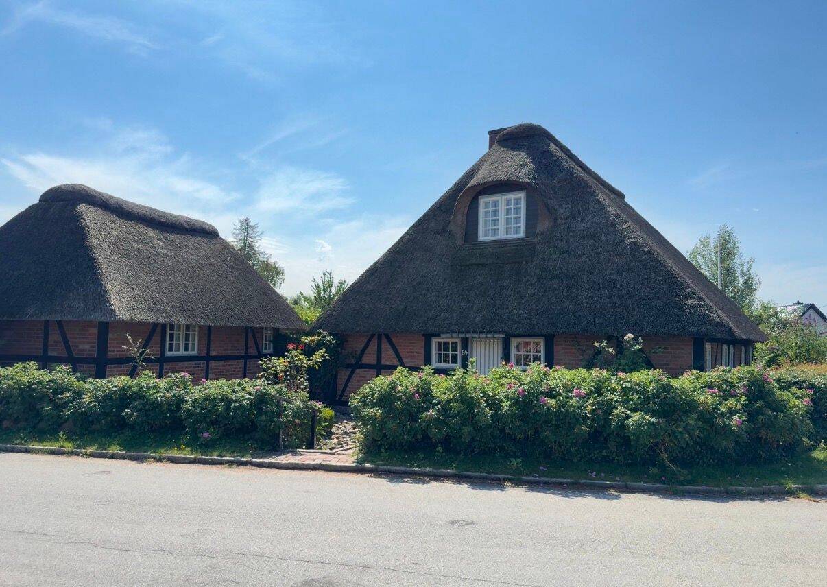 Stilvolles reetgedecktes Einfamilienfachwerkhaus und Nebengebäude im Landhausstil, 23569 Lübeck (Kücknitz Travemünde)