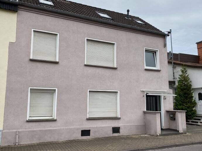 1 Familien Haus in ruhiger Lage und renovierten Zustand, 66740 Saarlouis