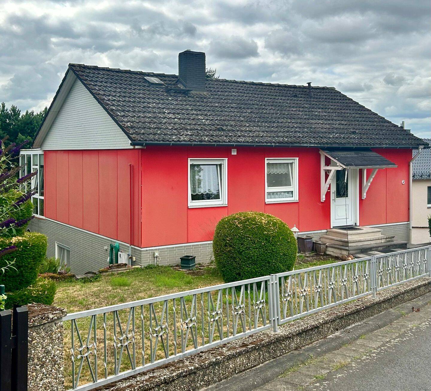 Wohlfühlen – Lebensqualität – Aussicht – freistehendes Einfamilienhaus mit Souterrainwohnung und Wintergarten auf wunderschönem Grundstück, 63584 Gründau