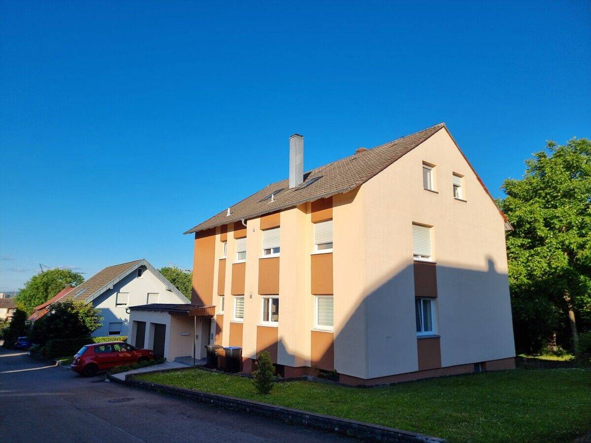 Vielseitiges Dreifamilienhaus mit großzügigem Platzangebot in ruhiger Wohnlage von Crailsheim-Roßfeld, 74564 Crailsheim
