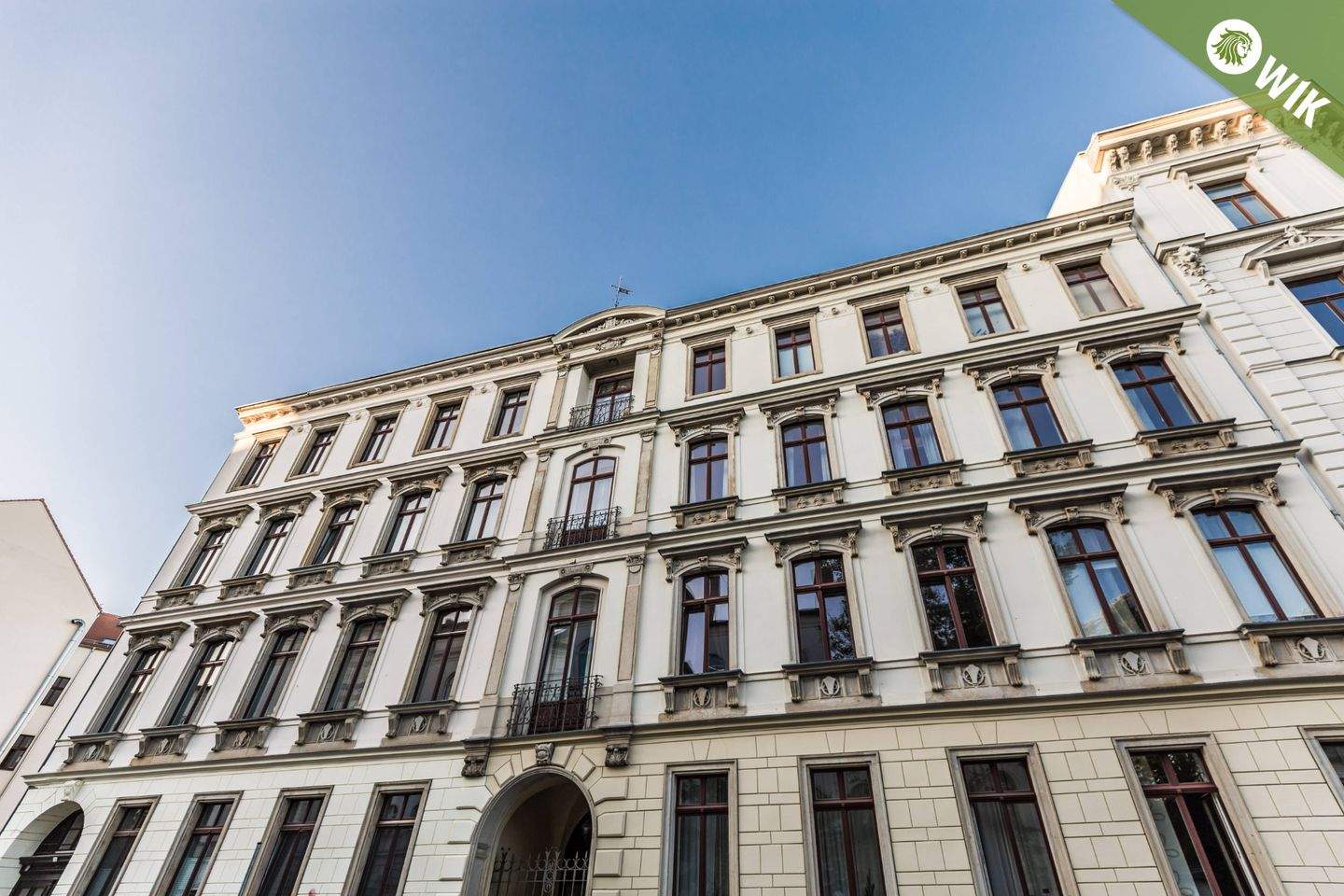 LIVING ONE… im Zentrum-West! Charmante Altbau-Wohnung mit viel Komfort und Balkonien…