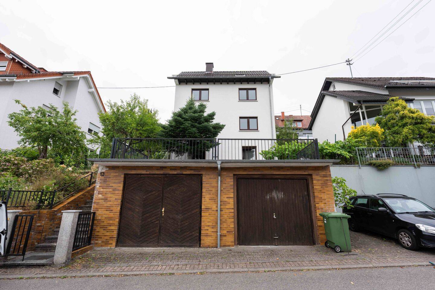 Zweifamilienhaus in Schriesheim-Altenbach renovierungsbedürftig und mit Ausbaureserve im Dach und Kellerbereich, 69198 Schriesheim