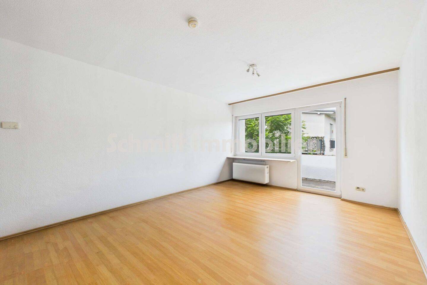 Helle 2-Zimmer-Wohnung mit Balkon direkt am Frankfurter Stadtwald, 60529 Frankfurt am Main (Schwanheim)