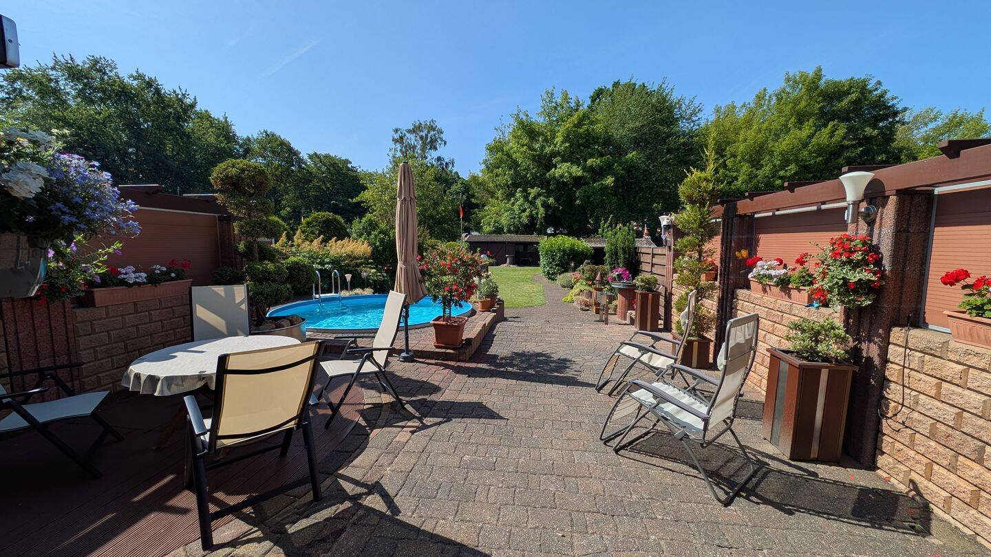 Ahlener Südosten, eine top gepflegte, hochwertig renovierte Doppelhaushälfte mit wohnlichem Keller, Poolanlage, Wintergarten, Carport und Garage., 59229 Ahlen