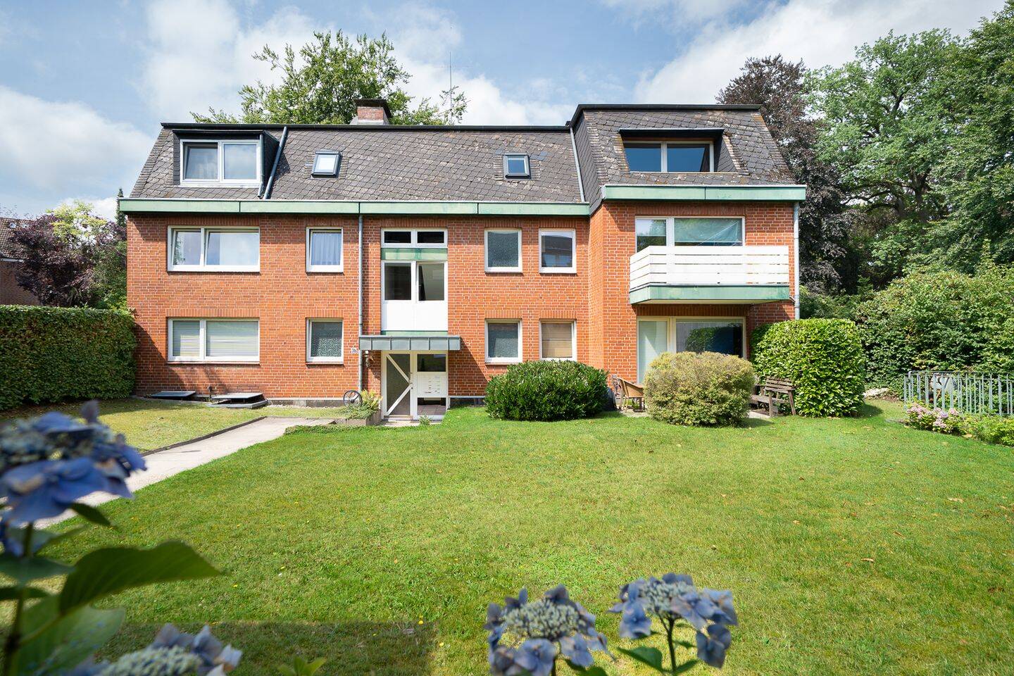 Geschmackvolle 3 Zimmer-Wohnung mit zwei Balkonen und Tiefgaragenstellplatz, 21465 Reinbek