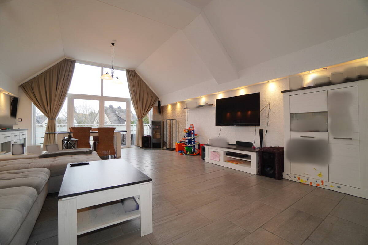 Sanierte Dachgeschosswohnung mit Dachterrasse und Garage in Bielefeld Quelle
