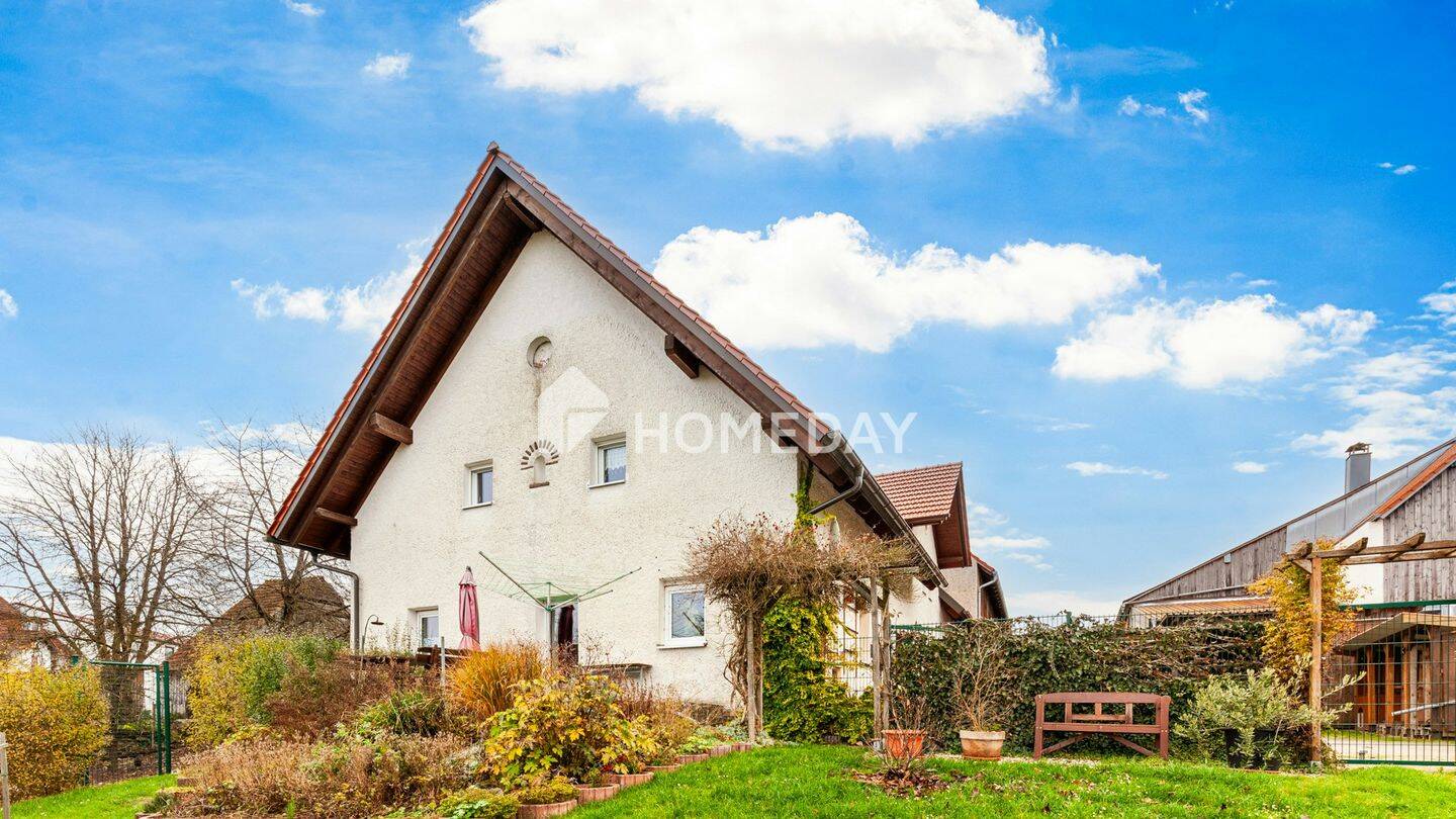Teilsaniertes Wohnhaus mit ca. 200 m² Wohnfläche, neuem Dach und 1.777 m² Privatgrundstück, 92526 Oberviechtach
