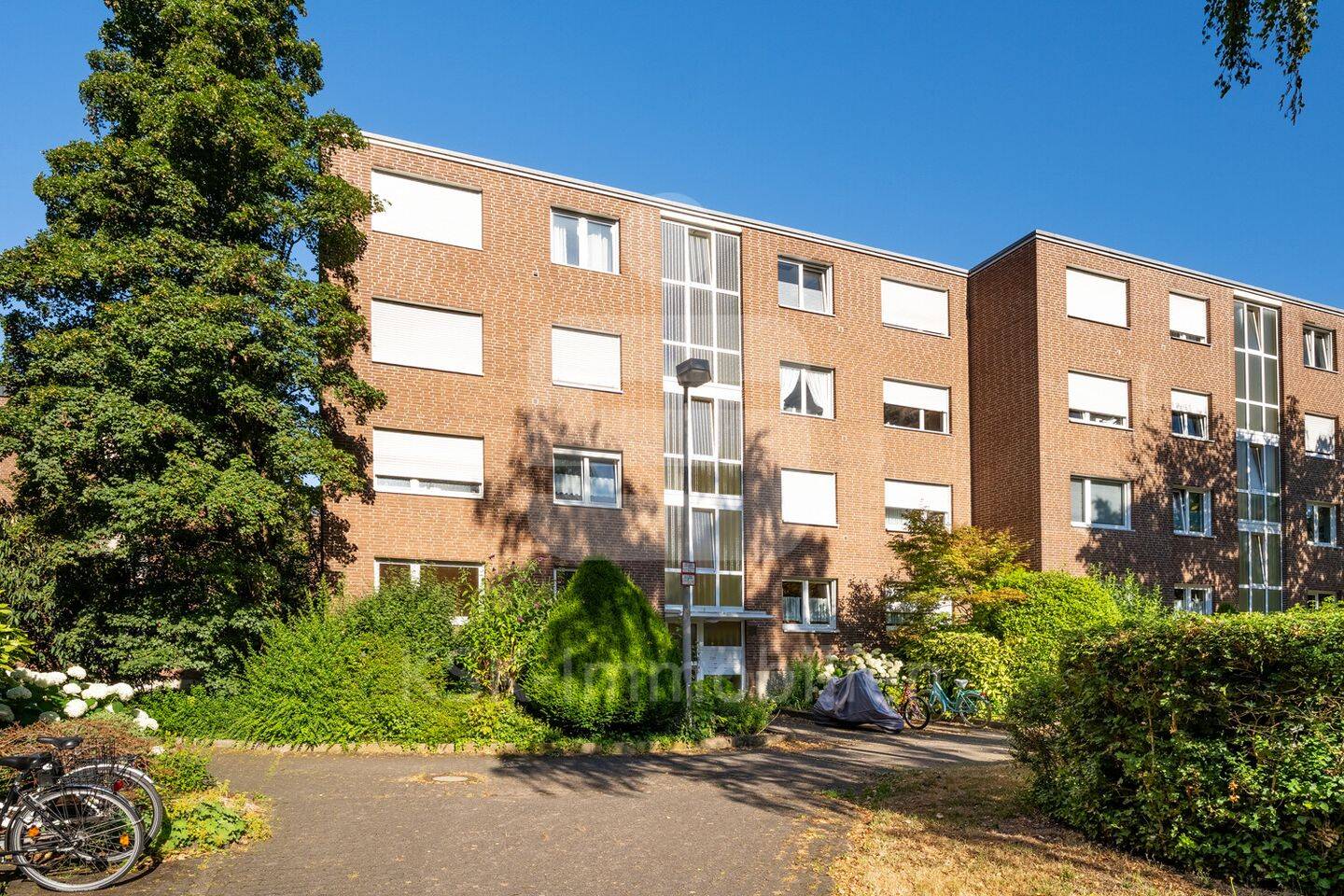 Hochparterrewohnung mit Balkon, Garage und viel Gestaltungspotenzial in top Lage!, 50374 Erftstadt