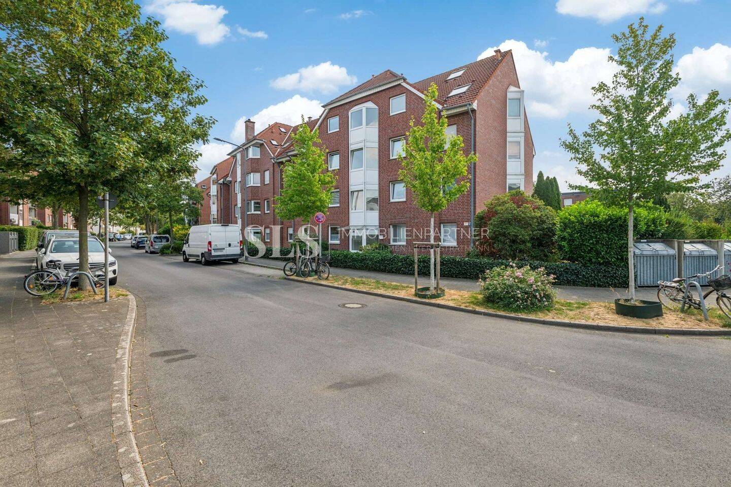 Helle Dachgeschosswohnung mit Loggia und viel zusätzlicher wohnlicher Nutzfläche im Dachgeschoss, 40470 Düsseldorf (Düsseltal Grafenberg Mörsenbroich Rath)