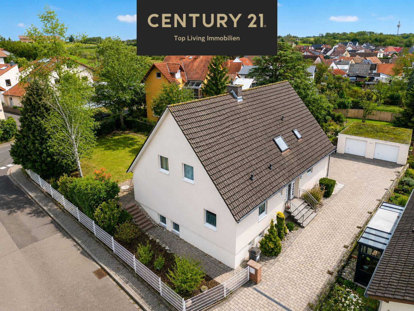 Großzügiges Zweifamilienhaus | 225 m² Wfl. | 2 Gärten | 4 Garagen | ca. 1.178 m² Grundstück, 55270 Essenheim
