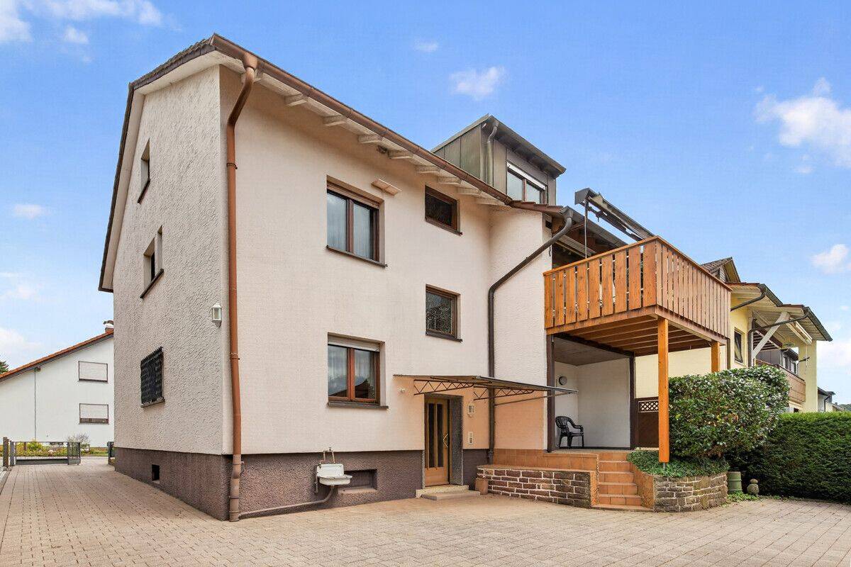 Zweifamilienhaus mit großem Garten, schönem Ausblick und viel Potenzial, 75196 Remchingen
