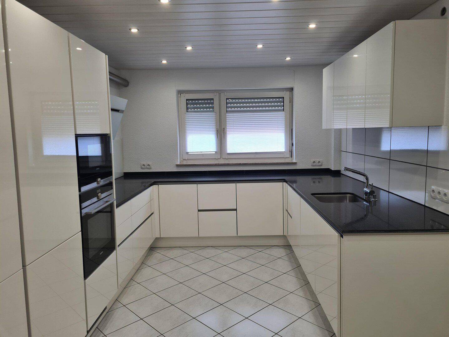 4 Zimmerwohnung mit schöner 30qm großen Terrasse in zentraler Lage, 70736 Fellbach