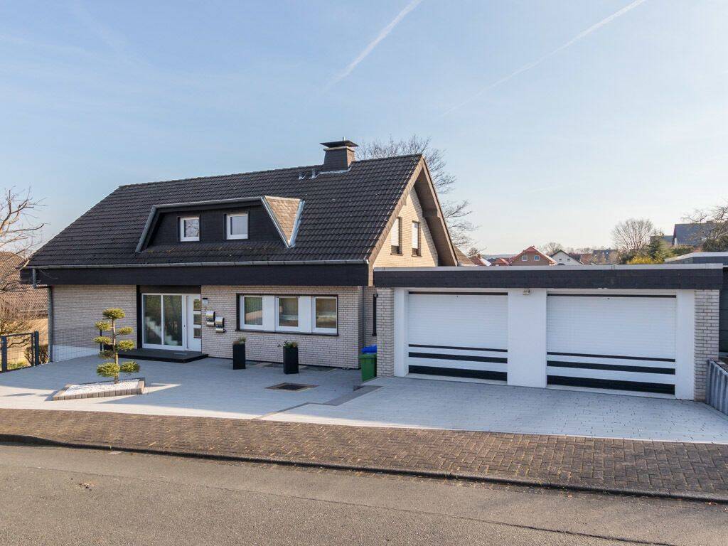 BARRIEREFREIE ERDGESCHOSSWOHNUNG MIT EBK, KAMIN, GROßEM BALKON MIT BLICK INS GRÜNE, GARTEN, GARAGE, 33142 Büren