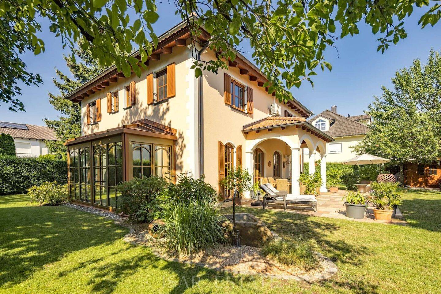 Mediterrane Familienvilla mit privatem Wellnessbereich und Tiefgarage, 82152 Krailling