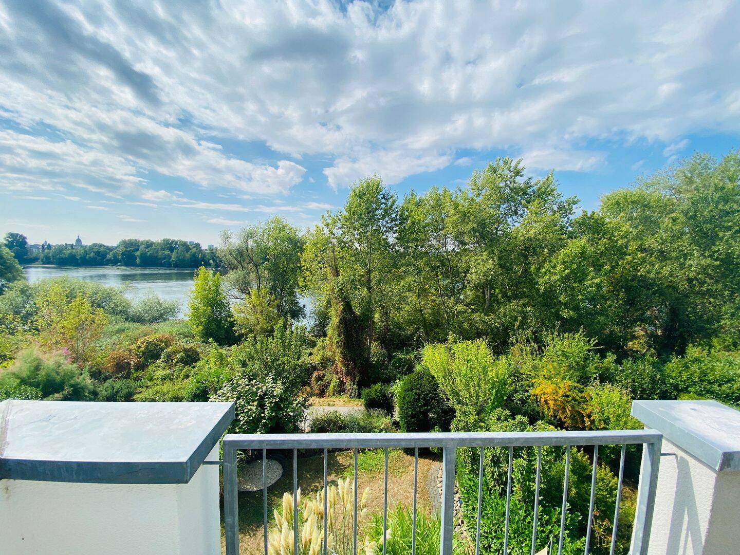 Hochwertiges Wohnhaus – einzigartiger und unverbaubarer Rheinblick!, 55252 Wiesbaden (Mainz-Kastel)