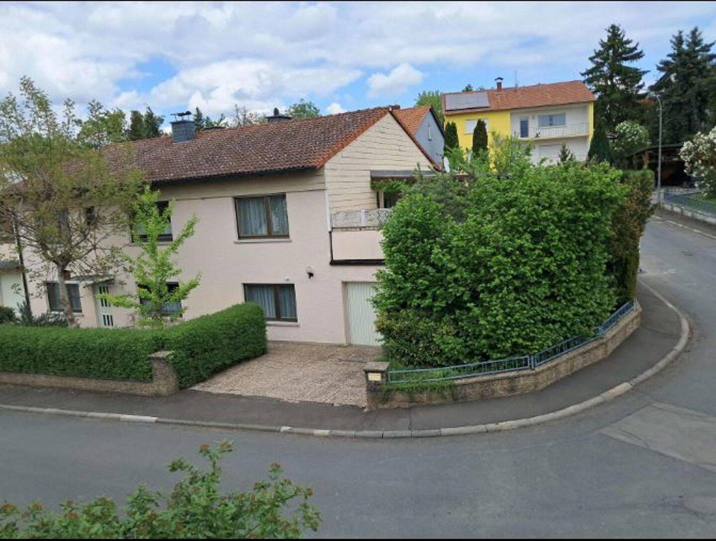 Einfamilienwohnhaus mit ELW in Top-Lage von Rödgen, 61231 Bad Nauheim