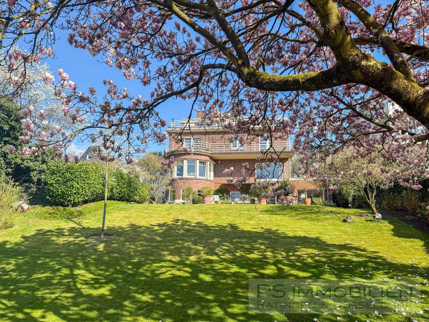 Repräsentative, denkmalgeschützte Villa mit traumhafter Dachterrasse und Blick in die Rheinauen, 40489 Düsseldorf (Angermund Kaiserswerth Kalkum Lohausen Wittlaer)