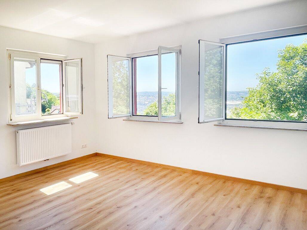 Erstbezug nach Sanierung! Schöne 3 Zimmer-Wohnung mit Einbauküche und tollem Fernblick, 70327 Stuttgart
