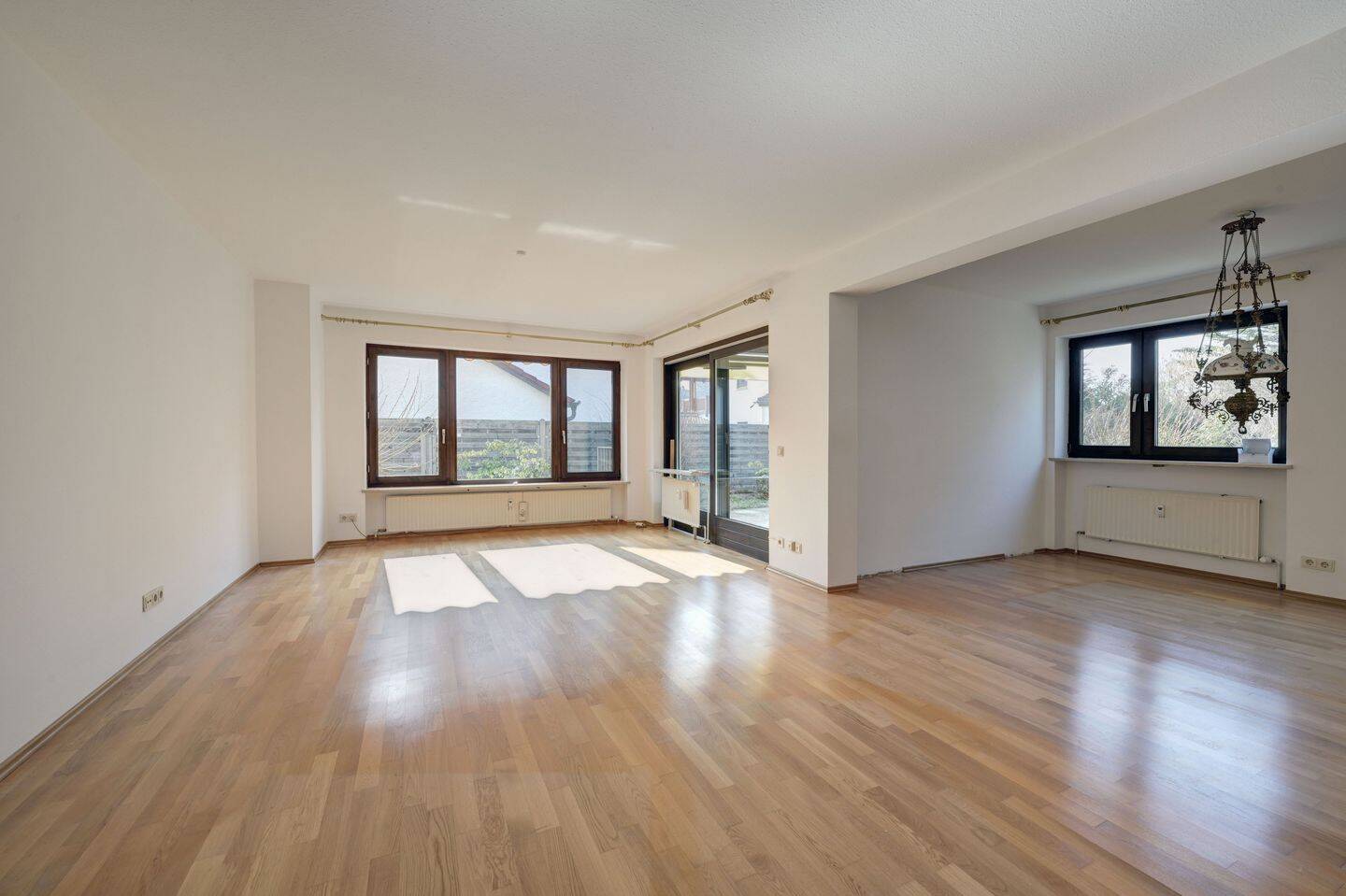 Charmante 3-Zimmer Erdgeschoßwohnung mit Souterrain und sonnigem Garten, 81825 München (Berg am Laim Trudering-Riem)
