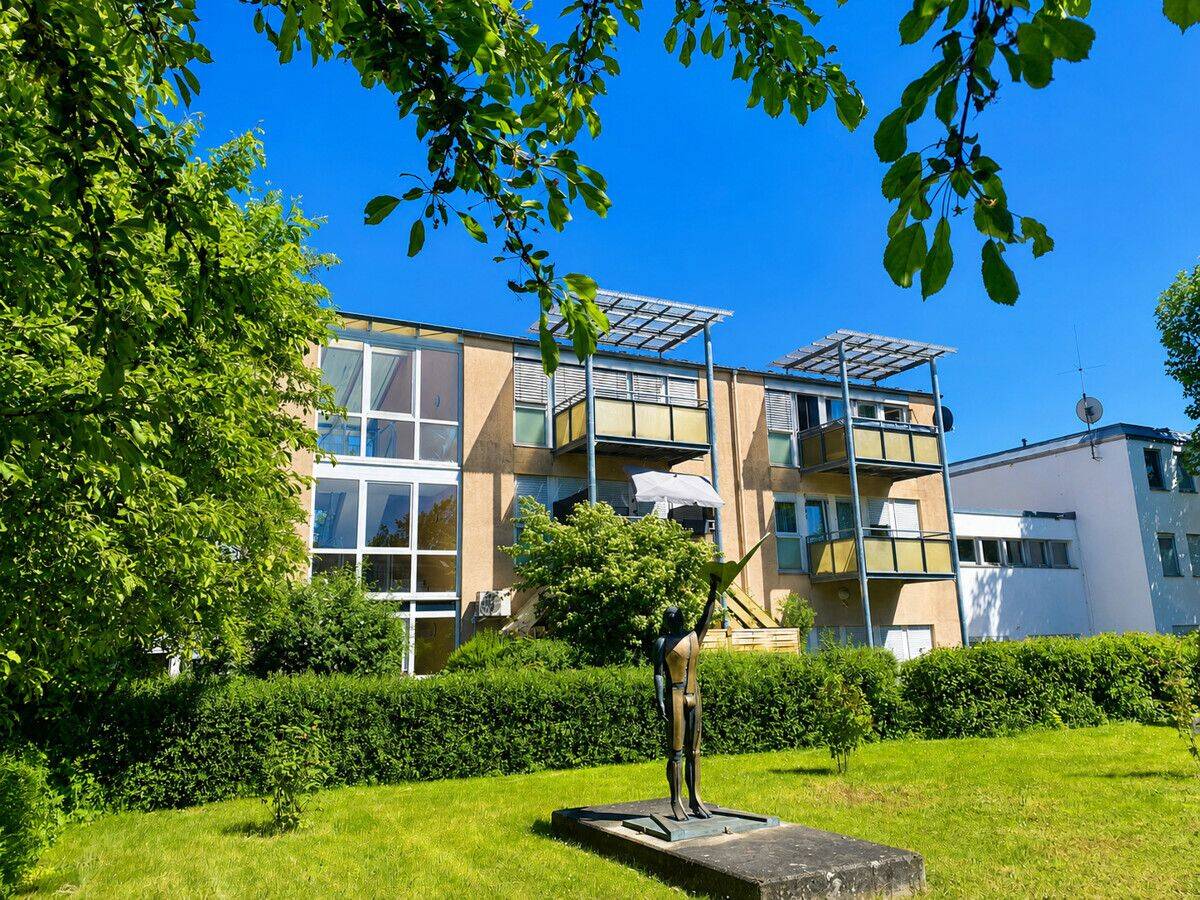 Gepflegte 3-Zimmer-Wohnung mit gemütlichem Balkon, Außen- und Tiefgaragenplatz & schöner Außenanlage, 74363 Güglingen