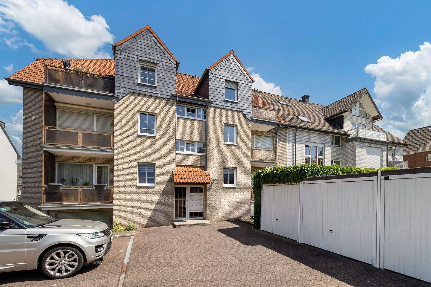 Lichtdurchflutete 4-Zimmer Wohnung mit 2 Balkonen, Garage & Stellplatz, 51149 Köln (Porz Eil Ensen Gremberghoven Westhoven)