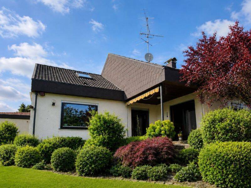 Wohnen im Grünen: Großzügiges Haus mit ebenerdiger Hauptwohnung und flexiblem Dachgeschoss, 72141 Walddorfhäslach
