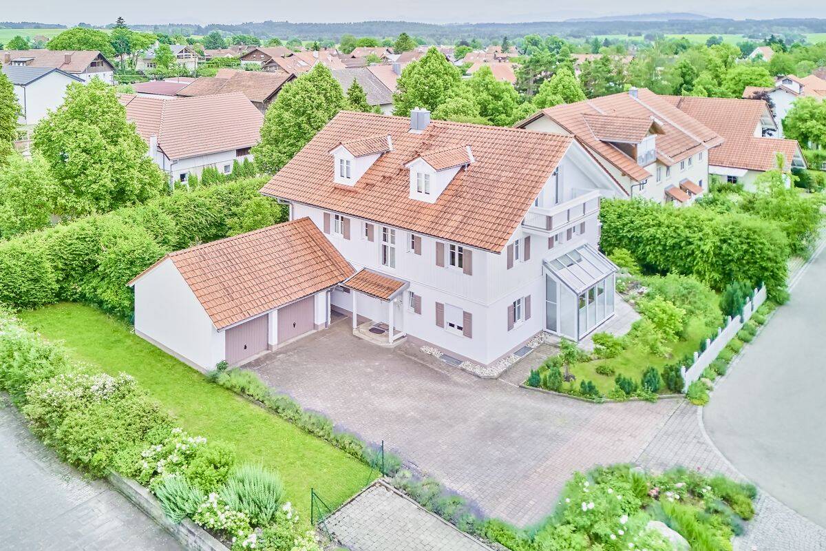 Familienhaus in Rott mit Einliegerwohnung, Garten und Wintergarten, 86935 Rott