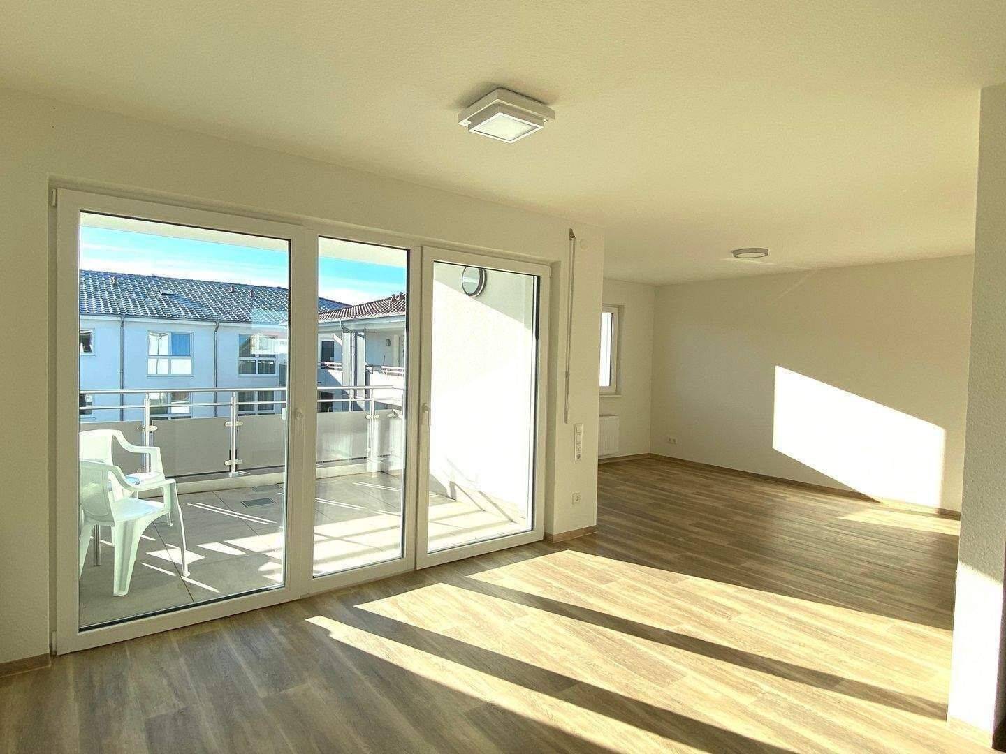 Neuwertige barrierefreie Seniorenwohnung 3 ZKB mit Südbalkon direkt am Pflegeheim in Göggingen, 73571 Göggingen