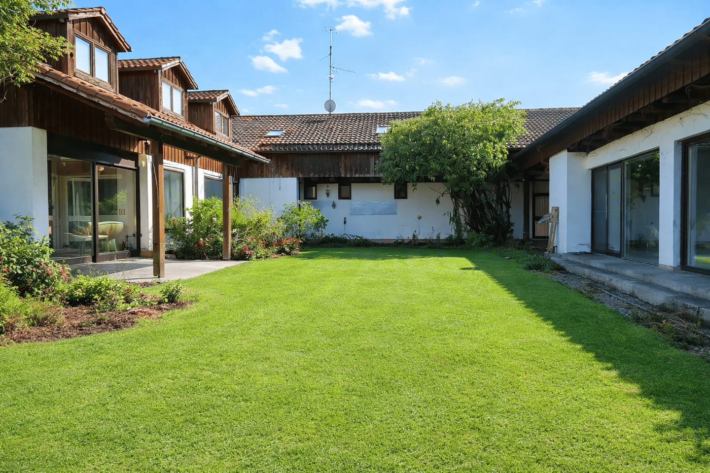 Ihr Familienparadies: Geräumiges Wohnhaus mit Pool in attraktiver ruhiger Wohnlage, 84543 Winhöring