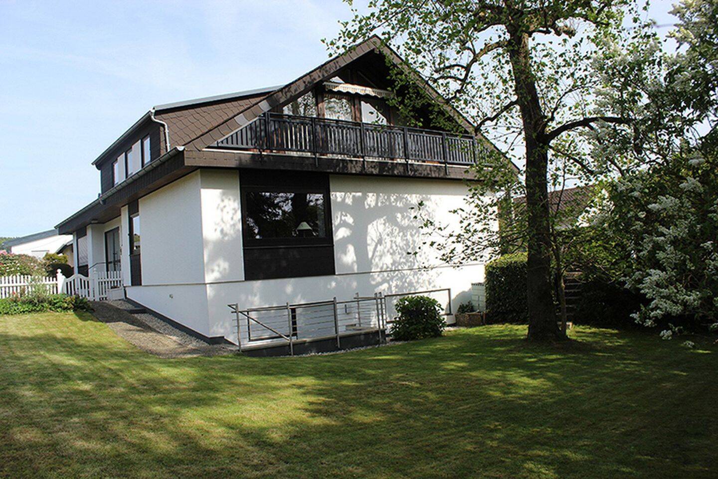 Zweifamilien-Wohnhaus in guter Wohnlage am nördlichen Ostrand der Kleinstadt Leun im Lahn-Dill-Kreis, 35638 Leun
