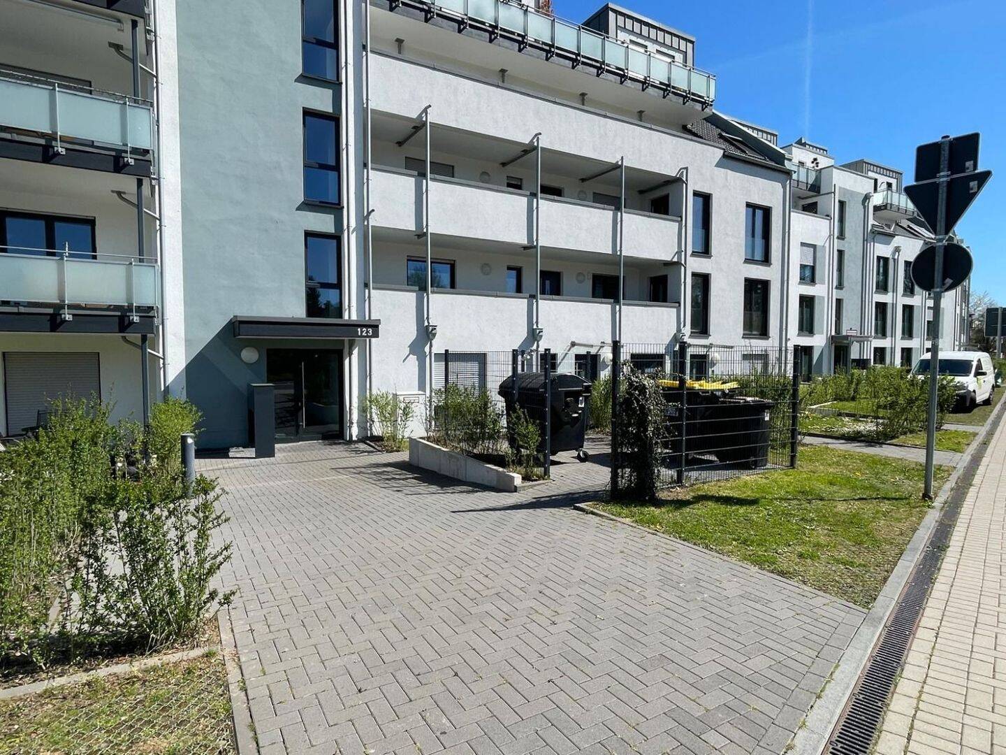 NACHMIETER GESUCHT! Helle 3-Zimmer-Wohnung mit Balkon und EBK!, 50321 Brühl