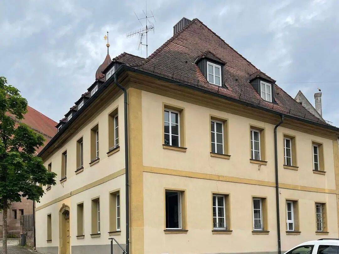 Helle, kompakte 3 Zimmer Dachgeschosswohnung am Marktplatz, 90579 Langenzenn