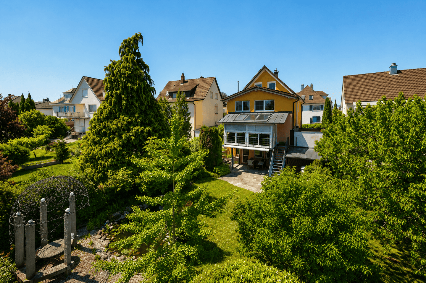 Exklusives, energieeffizientes Stadthaus mit Traumgarten und Wellnessbereich in gefragter Wohnlage, 78224 Singen (Hohentwiel)
