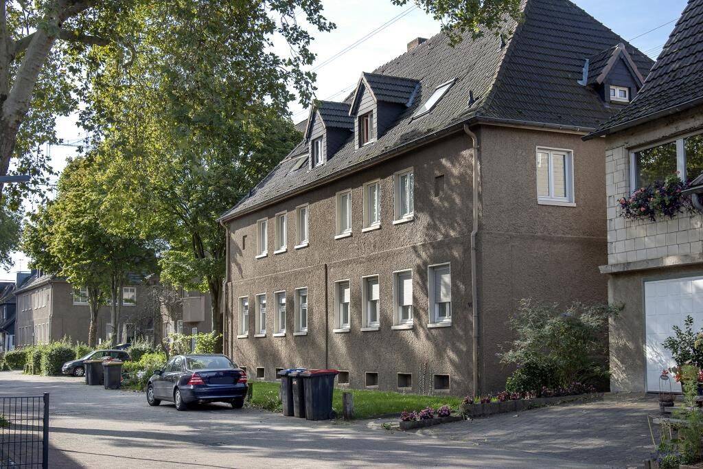 Modernisierte Balkonwohnung mit Laminat und Tapeten, 46537 Dinslaken