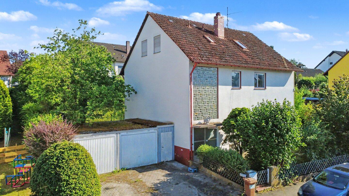 Attraktives Mehrfamilienhaus mit 3 Wohneinheiten in Rothaurach bei Roth, 91154 Roth