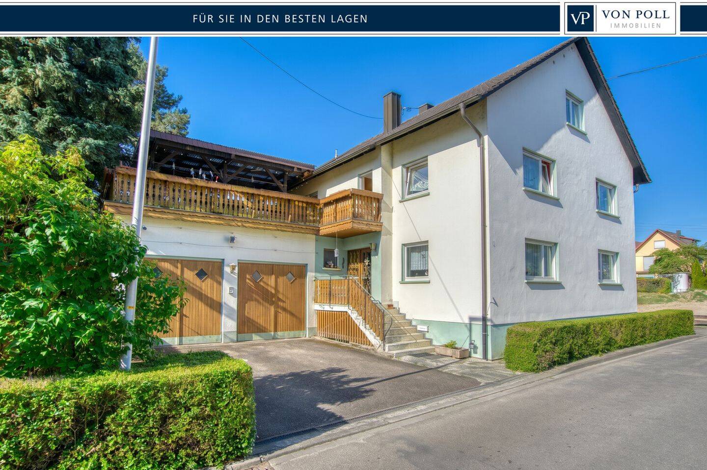 Zweifamilienhaus mit Dachgeschoss-Ausbaupotenzial und vier Garagen, 77948 Friesenheim
