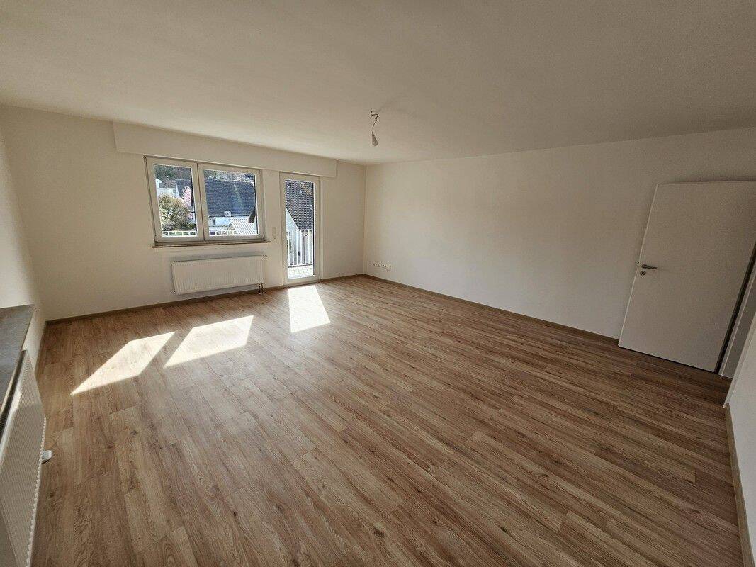 Modernisierte großzügige 3-Zimmer-Wohnung im 1. OG mit breitem Balkon, 53489 Sinzig