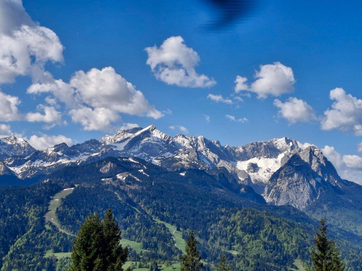 Charmante Dachgeschosswohnung in Garmisch-Partenkirchen – Ruhiges Wohnen mit traumhaftem Bergblick, 82467 Garmisch-Partenkirchen