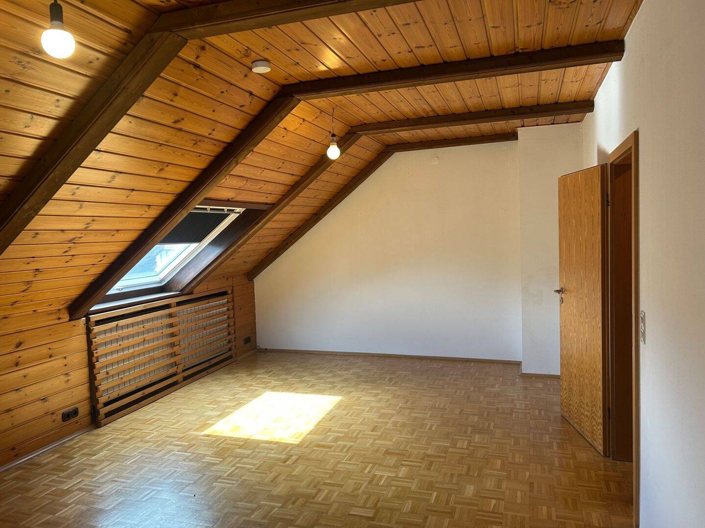 2-Zimmer Dachgeschosswohnung im Frankfurter Westen – kein Fluglärm!, 65931 Frankfurt am Main (Sindlingen Zeilsheim)