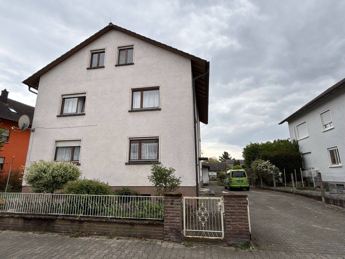 Großes renovierungsbedürftiges ZFH mit teilweise ausgebautem DG in ruhiger Lage von Iffezheim., 76473 Iffezheim