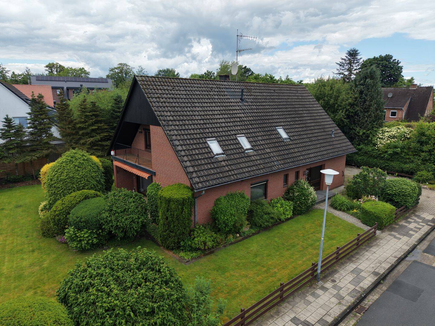 Großzügiges Ein-/Zweifamilienhaus mit Einliegerwohnung, Kamin & Dachterrasse in Huntlosen, 26197 Großenkneten