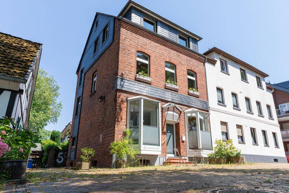 Zentraler geht es nicht! Freigezogenes Zweifamilienhaus mit kleinem Ladenlokal im Herzen von Lintorf, 40885 Ratingen