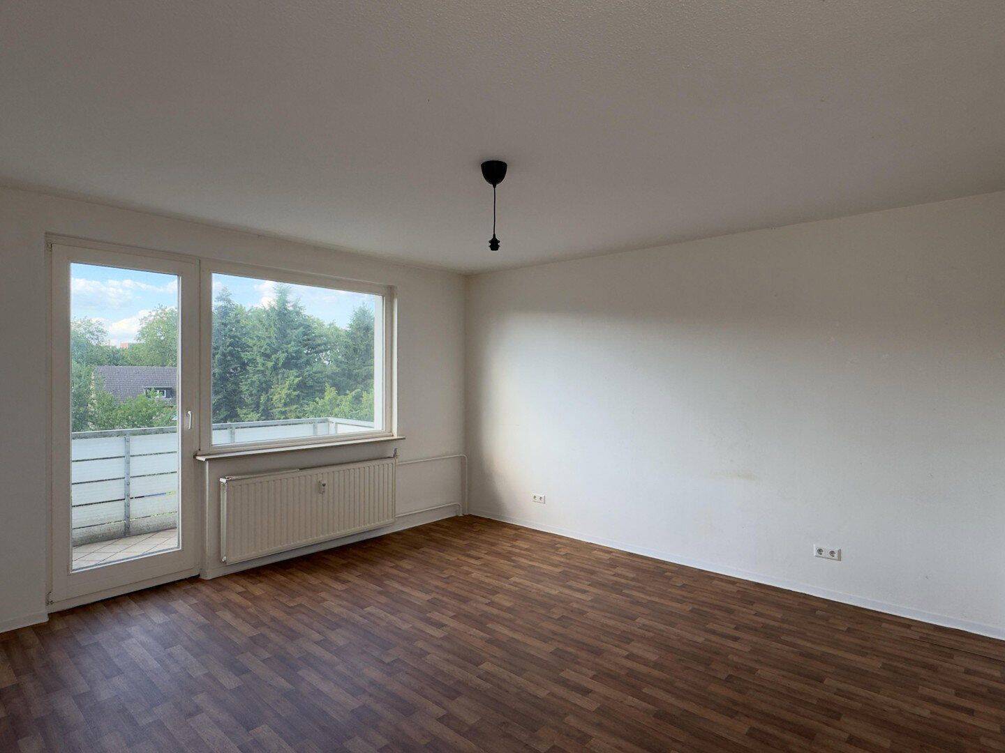 Sommer auf dem Balkon: Großzügige, gepflegte 3,5-Zimmer-Wohnung, 47139 Duisburg (Beeck Beeckerwerth Untermeiderich)
