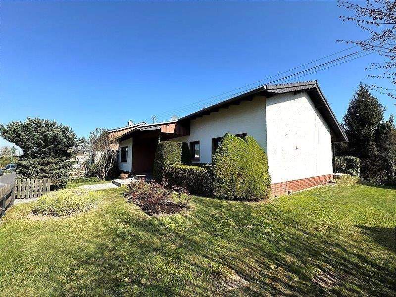 ROHBAUPREIS! Solider Bungalow mit Pfiff, insges. 200 m² Wohnfläche + ca. 50m² KG!, 53859 Niederkassel