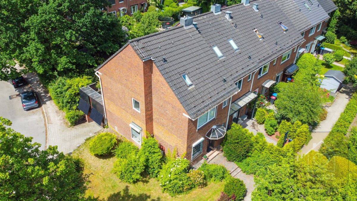 Platzwunder – Teilsaniertes Endreihenhaus mit eigener Garage und Raum zum Leben