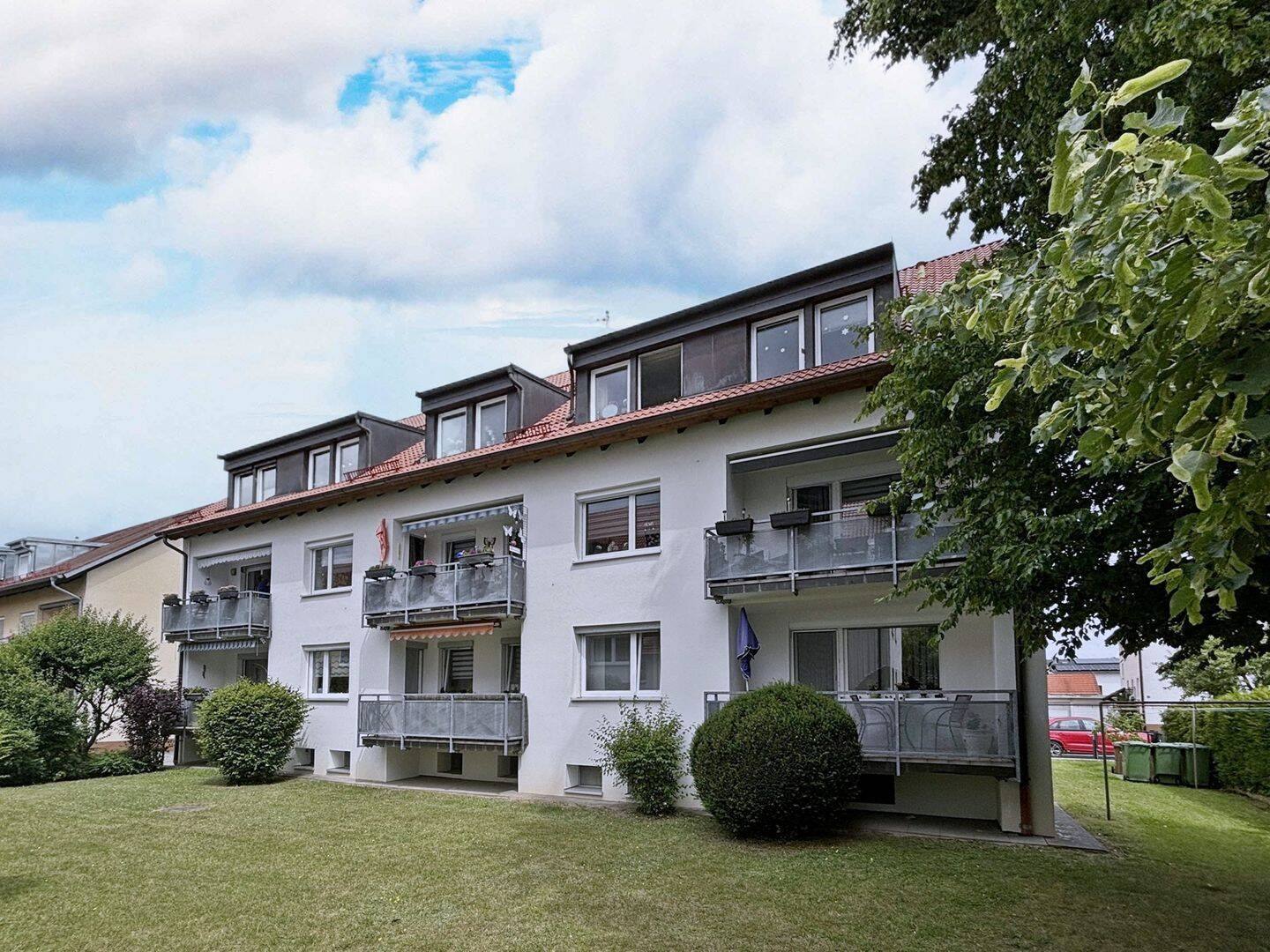 RUHIGE LAGE IN FEUCHT: SANIERUNGSBEDÜRFTIGE 3-ZIMMER-DG-WOHNUNG OHNE BALKON IM 2. OG OHNE LIFT, 90537 Feucht