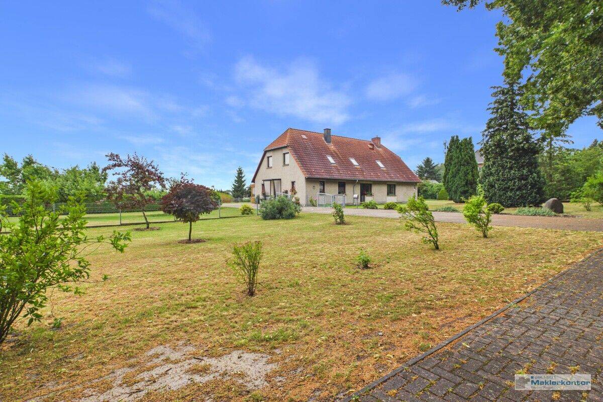 Bezugsfreies Zweifamilienhaus mit Einliegerwohnung, Garagen, Carport, Terrasse und vielseitigem Nebengebäude, 17111 Hohenmocker